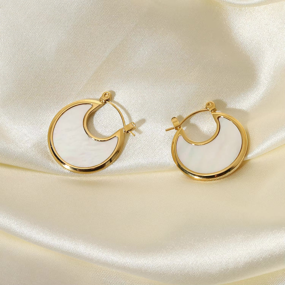 Retro Circle Earrings - White